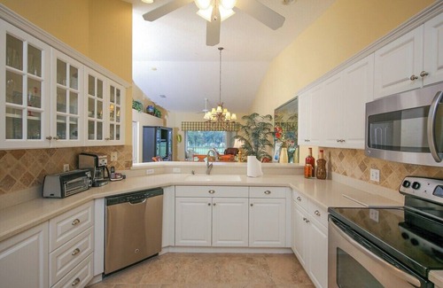 Sarasota Condo | Beautiful lakefront 2/2 condo in Heritage Oaks Golf and Country Club - Par Then Bar