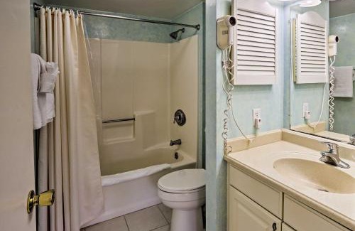 Arcadian Shores Apartment | Beautiful Lakefront Condo Easy Walk to the Beach!