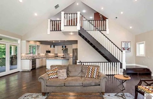 Eddyville House | Beautiful lakefront home away from home.