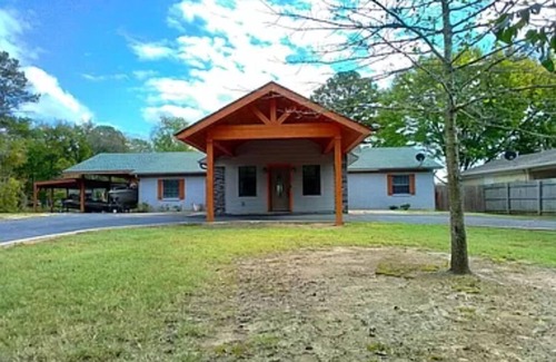 Piney House | Beautiful lakefront home new to market
