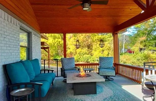 Piney House | Beautiful lakefront home new to market