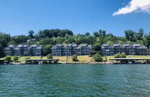 La Follette Condo | Beautiful Lakefront Condo at Deerfield Resort