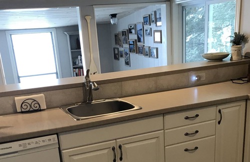 Frontenac Cottage | Beautiful Lakeside Cottage Getaway