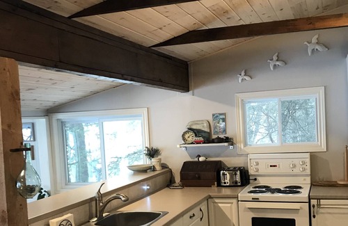 Frontenac Cottage | Beautiful Lakeside Cottage Getaway