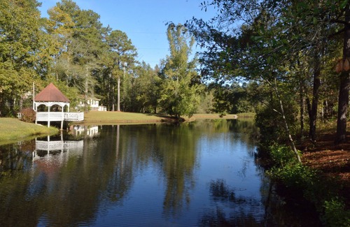 Chattahoochee Hills House | Beautiful Lakeside Cottage (Hidden Cove Farmhouse) 4bedroom 3 bath