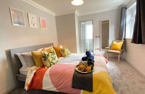 Westbourne House | Beautiful Large 4 bedroom House - 5 Minute Walk to the Best Beach! - Great Location - Garden - Parking - Fast WiFi - Smart TV - Newly decorated - sleeps up to 10! Close to Bournemouth & Poole & Sandbanks