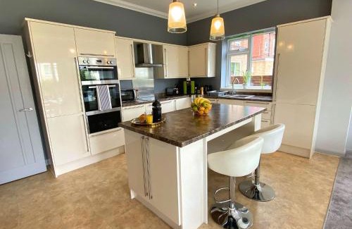 Westbourne House | Beautiful Large 4 bedroom House - 5 Minute Walk to the Best Beach! - Great Location - Garden - Parking - Fast WiFi - Smart TV - Newly decorated - sleeps up to 10! Close to Bournemouth & Poole & Sandbanks