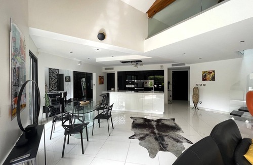 Bandol Villa | BEAUTIFUL, LARGE 5-STAR ARCHITECT-DESIGNED VILLA, AIR-CONDITIONED, SWIMMING POOL, SLEEPS 8