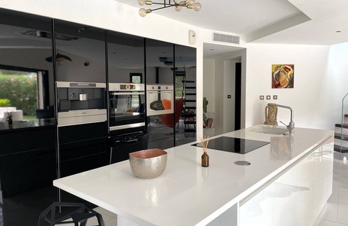 Bandol Villa | BEAUTIFUL, LARGE 5-STAR ARCHITECT-DESIGNED VILLA, AIR-CONDITIONED, SWIMMING POOL, SLEEPS 8