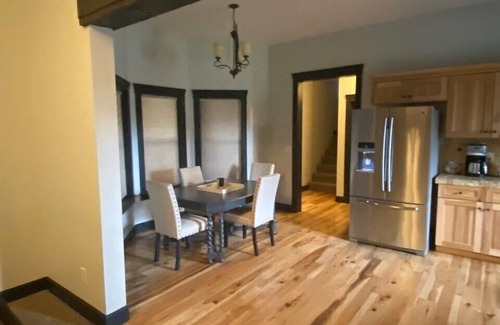 Donnelly House | Beautiful Large Cabin Home 5 minutes from lake, beach. 10 minutes to Tamarak ski