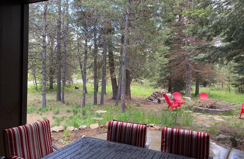 Donnelly House | Beautiful Large Cabin Home 5 minutes from lake, beach. 10 minutes to Tamarak ski