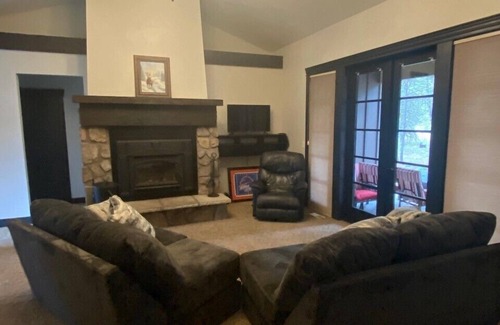 Donnelly House | Beautiful Large Cabin Home 5 minutes from lake, beach. 10 minutes to Tamarak ski