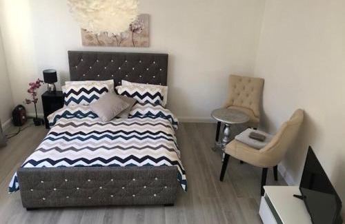 London Borough of Ealing Apartment | Beautiful Large ROOM in London Flat