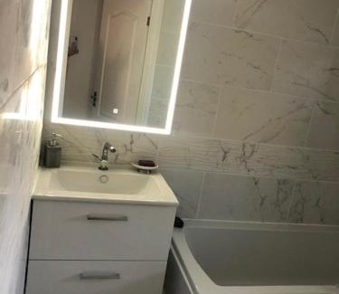 London Borough of Ealing Apartment | Beautiful Large ROOM in London Flat