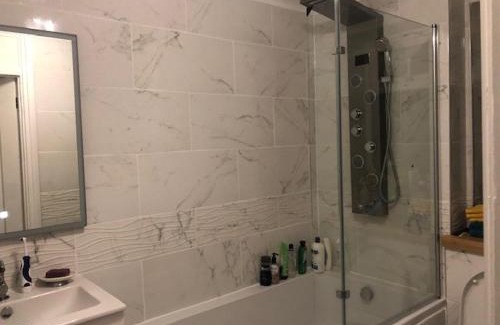 London Borough of Ealing Apartment | Beautiful Large ROOM in London Flat
