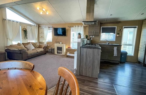 Clacton-on-Sea Cabin | Beautiful lodge with decking at Oaklands Holiday Park in Essex ref 39031BG
