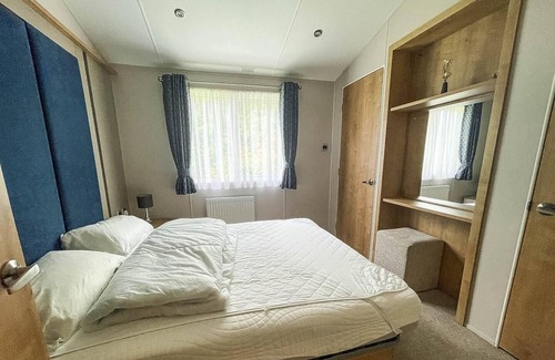 Hopton Cabin | Beautiful lodge with decking at Breydon Water Park in Norfolk ref 10022B