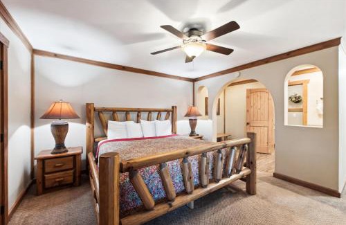 White Oak Lodge Apartment | Beautiful Lofted Condo, Centrally Located