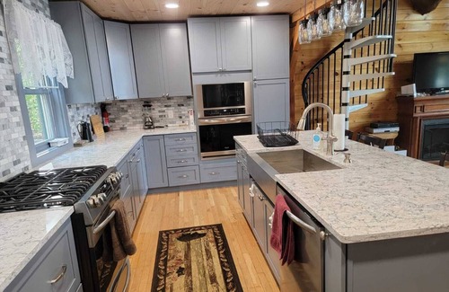 South Effingham Cabin | Beautiful log cabin on clear serene Province Lake with private beach.
