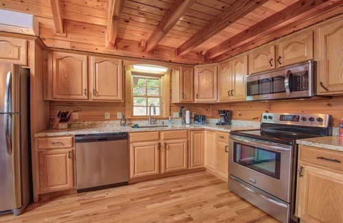 Maggie Valley Cabin | Beautiful Log Cabin with Panoramic Views