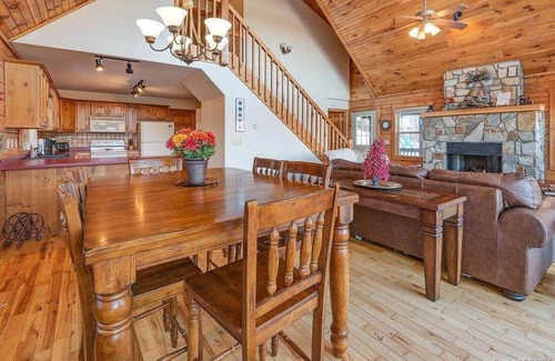 Waynesville House | Beautiful log cabin near Maggie Valley, NC