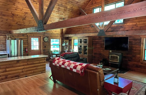 Prattsburgh Cabin | Beautiful Log Home - NY Finger Lakes- Wineries, Hiking, Breweries, Distilleries