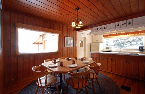 Ennis Cabin | Beautiful Log Home with Mountain Vistas