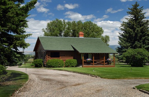 Ennis Cabin | Beautiful Log Home with Mountain Vistas