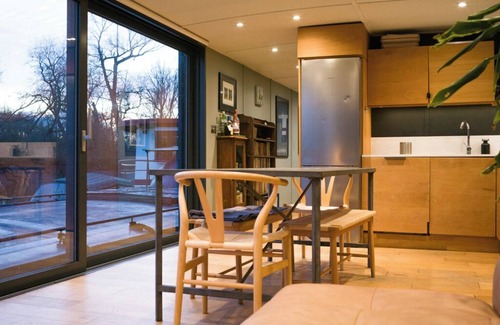 London Borough of Hounslow Boat Rental | Beautiful London Kew houseboat in a great location with stunning Thames views