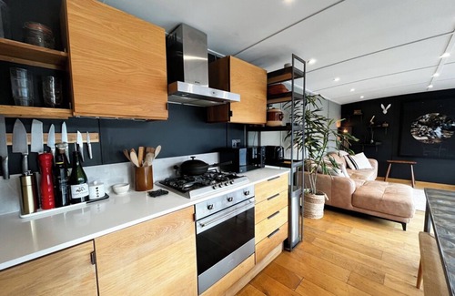London Borough of Hounslow Boat Rental | Beautiful London Kew houseboat in a great location with stunning Thames views