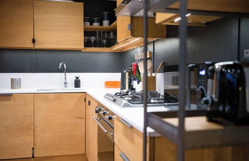 London Borough of Hounslow Boat Rental | Beautiful London Kew houseboat in a great location with stunning Thames views