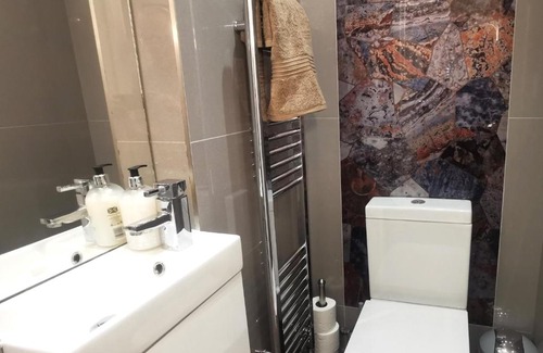 Haringey Apartment | Beautiful London home sleeps 6, 2 minutes to metro