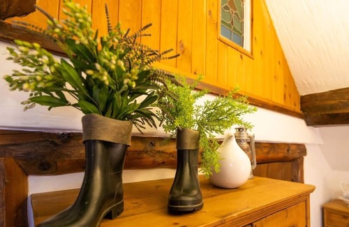 Endon Cottage | Beautiful luxury Cottage on lake side, England