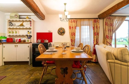 Endon Cottage | Beautiful luxury Cottage on lake side, England
