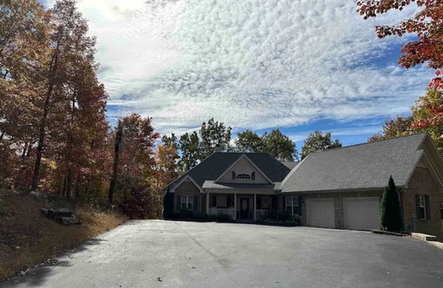 Monterey House | Beautiful Luxury Home - beautiful scenery & equipped for your family getaway.