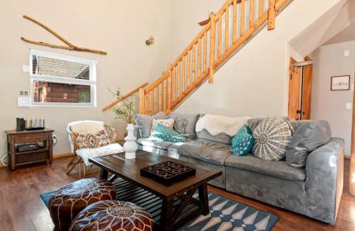 Peter Pan House | Beautiful Modern Cabin in with Fire Pit and Hot Tub, the Perfect Base for Outdoor Adventures in Big Bear, California