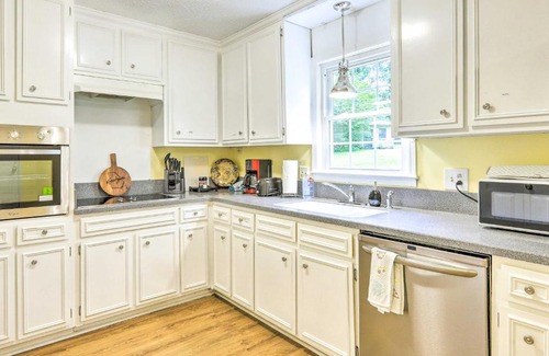 Macon House | Beautiful Macon Getaway about 8 Mi to Downtown!