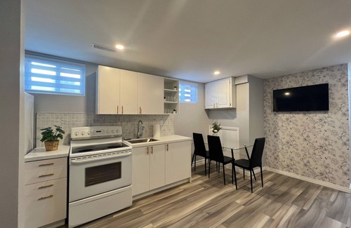 Mississauga Apartment | Beautiful main level basement apartment.