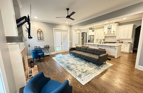 Evans House | Beautiful Masters Rental Quiet Neighborhood