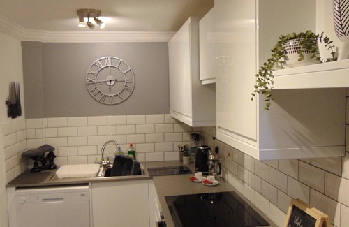 Ivybridge Cottage | Beautiful Mews Cottage in 28 acres Swimming Pools Gym Tennis ,Lake, Pet friendly