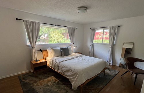 South End House | Beautiful Mid Century Bungalow, right off of I-5!