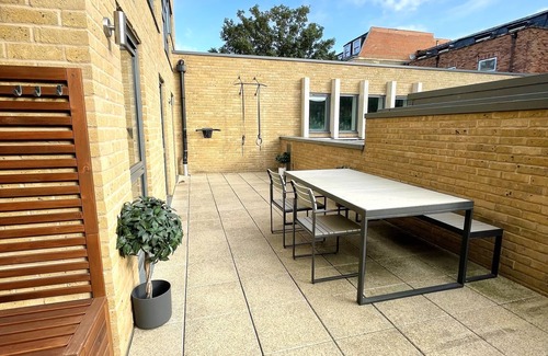 Upper Clapton Apartment | Beautiful modern 2 beds apartment with terrace.
