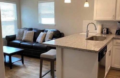 La Grange Apartment | Beautiful, Modern Apartment in La Grange- Great Location!