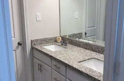La Grange Apartment | Beautiful, Modern Apartment in La Grange- Great Location!