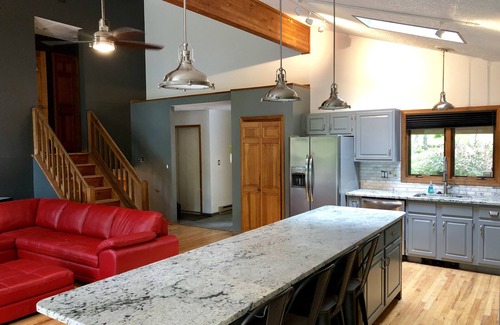 Bushkill Cabin | Beautiful Modern Cabin! Streamside,WiFi,6 TVs,Linens/towels,A/C, FirePit