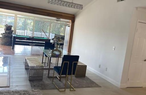 Woodland Hills Villa | Beautiful modern house 4 bedroom 3 bathroom house