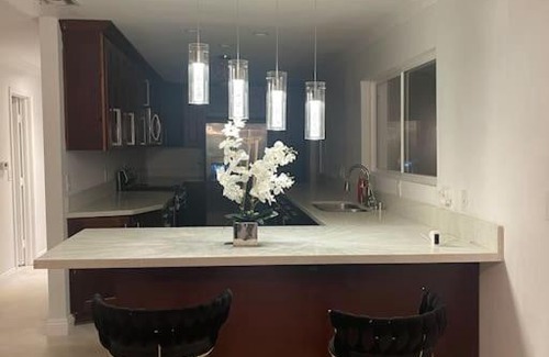 Woodland Hills Villa | Beautiful modern house 4 bedroom 3 bathroom house