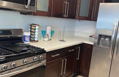 Woodland Hills Villa | Beautiful modern house 4 bedroom 3 bathroom house