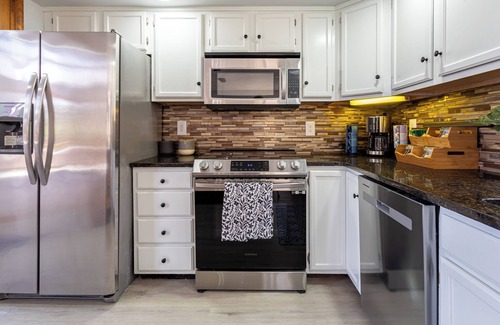 Bushkill Cabin | Beautiful Modern Lodge! Pool Table,8 TVs Wi-Fi Linen provided Central AC