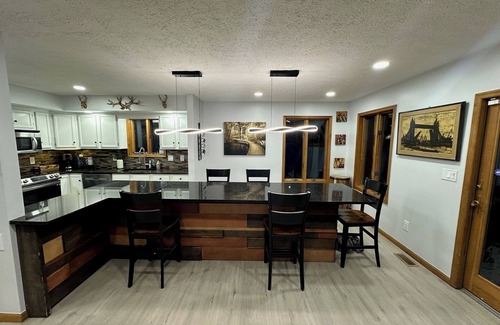 Bushkill Cabin | Beautiful Modern Lodge! Pool Table,8 TVs Wi-Fi Linen provided Central AC